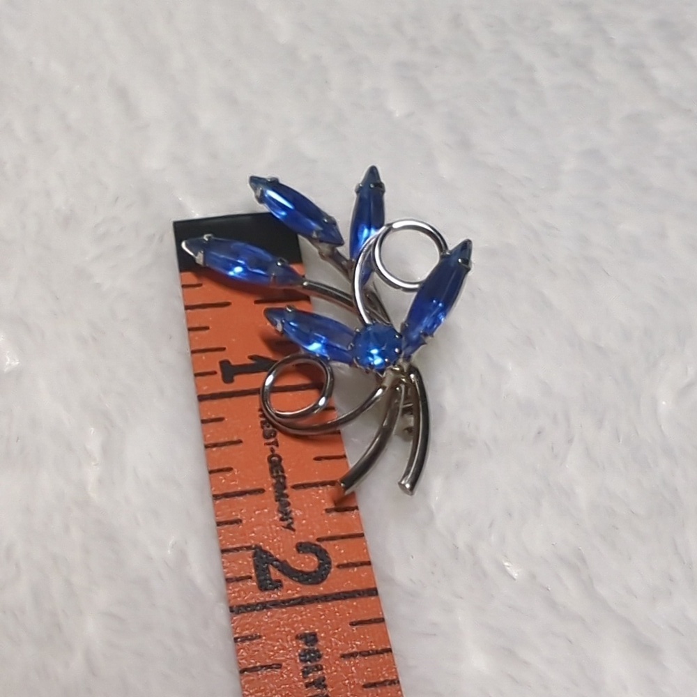 Vintage 60's Elegant Blue Marquis Shaped Rhinestone Brooche - Picture 6 of 7